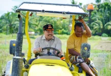 Bupati TRK Serahkan Lima Traktor Kementan ke Petani