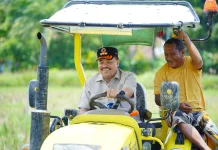 Bupati TRK Serahkan Lima Traktor Kementan kepada Kelompok Tani