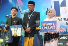 Kepala RRI Meulaboh Serahkan Penghargaan Juara Bintang Radio di ajang RRI Fest