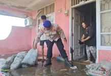 Gelombang Pasang Terjang Pesisir, Sapol Airud Polres Aceh Barat Siaga di Lokasi