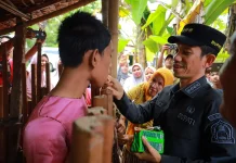 Bupati Aceh Barat Jenguk Akbar yang di Kurung Dalam Gubuk Pelepah Rumbia