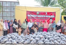 Hendri Muliana Salurkan 27,6 Ton Ikan Segar untuk Generasi Emas Aceh di Nagan Raya