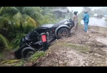 Mobil Double Cabin Terseret Tanah Longsor Nyaris Masuk Jurang