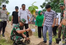 Sambut HUT ke-81 TNI, Kodim 0107/Asel Bersama Warga Lakukan Aksi Penghijauan
