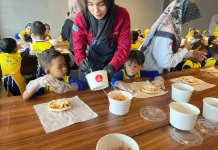 Mengenalkan Keterampilan Memasak sejak Dini Melalui Kegiatan Membuat Pizza