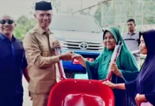 Pemkab Abdya Salurkan 65 Gerobak Sorong untuk Usaha Warga Pesisir