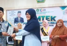 Kabid Penmad Terima Cenderamata Buku “The Power of Sun Tzu”