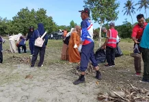 Persiapan HUT Kota Meulaboh, ASN Aceh Barat Bersihkan Pantai Calok