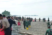 Karya Bhakti Sambut HUT ke-81, Korem 012 Bersihkan Pantai Monumen "Kupiah Meukeutop"