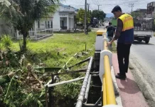PUPR Abdya Cek Jaringan Sanitasi di Jembatan Alue Padee