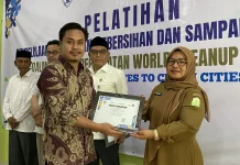 SMAN Woyla Barat Olah Sampah Plastik Menjadi Ekobrik dan Taman Literasi