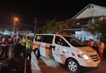 Tim PSC Dinkes Aceh Barat Dampingi Jalannya Peserta Pawai Obor