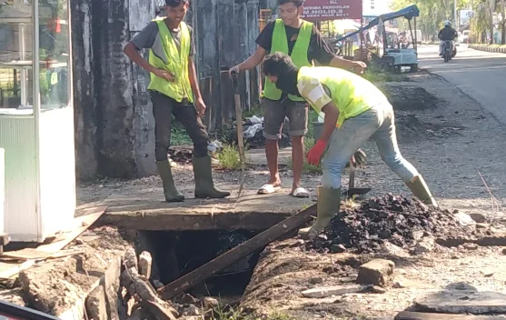 Warga Desa Runding Meulaboh Gotong Royong Bersihkan Selokan