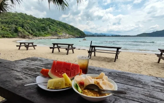 Pesona Keindahan Pantai Padu dengan  Kuliner Sederhana