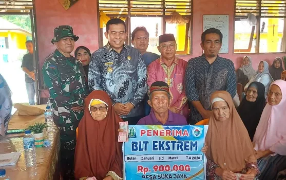 Puluhan Warga Desa Suka Jaya Terima BLT