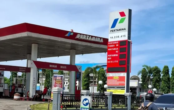 antrian minyak membudaya di SPBU Meulaboh