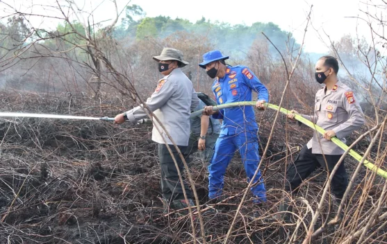 Kapolres Aceh Barat Pimpin Pemadaman Lanjutan Kebakaran Lahan Gambut, Imbau Warga
