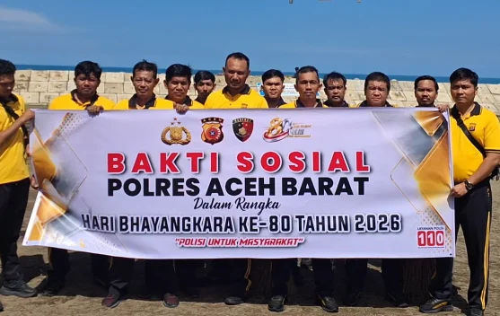 Saat Tangan-Tangan Reserse Baksos Memungut Sampah di Pantai dan Sekolah
