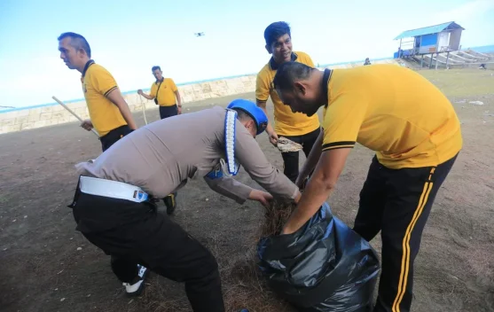 Satreskrim Polres Aceh Barat Gelar Bakti Sosial Bersih Pantai dan Gotong Royong