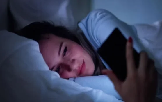 SScroll TikTok sebelum Tidur, Apa Dampaknya bagi Kualitas Istirahat