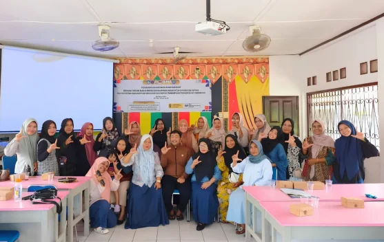 Tim FPIK UTU Pemberdayaan Masyarakat Pesisir Olah Ikan Jadi Terasi
