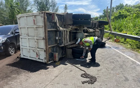 Dump Truck Terbalik di Jalur Meulaboh–Banda Aceh