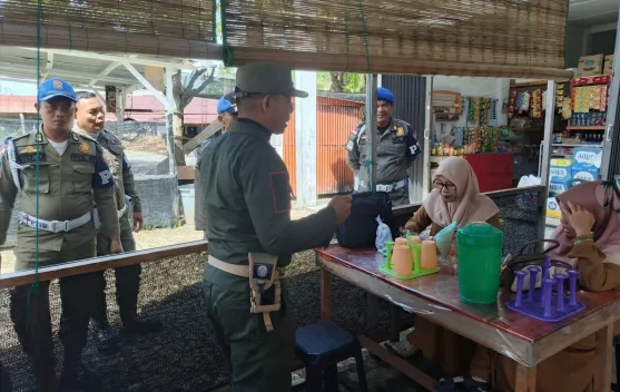 Tegakkan Disiplin Satpol PP Aceh Singkil Razia ASN di Warung Kopi