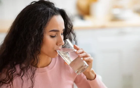 Manfaat Minum Air Putih saat Bangun Tidur untuk Menjaga Kesehatan Tubuh