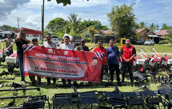 Hendri Muliana Hadirkan Bantuan Hand Traktor untuk Masyarakat Korban Konflik