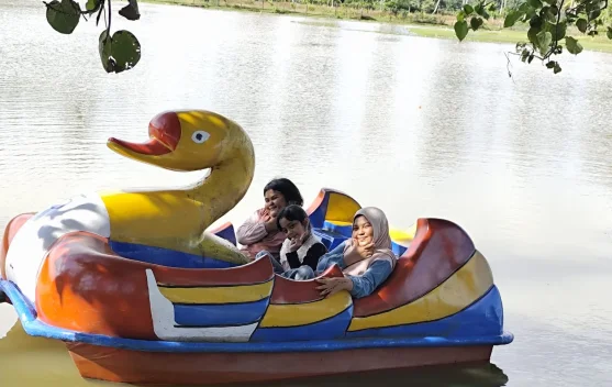 Musim Libur Sekolah, Wahana Bebek Dayung Jadi Rebutan