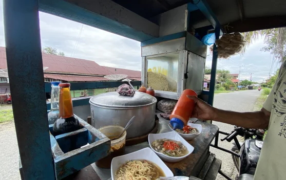 Bakso Gerobak Keliling Tetap Bertahan, Harga Semangkuk Hanya Rp8.000