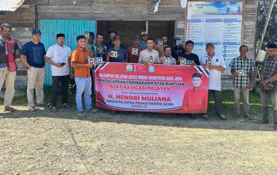 Hendri Muliana Salurkan Alat GPS Garmin untuk Nelayan Aceh Jaya