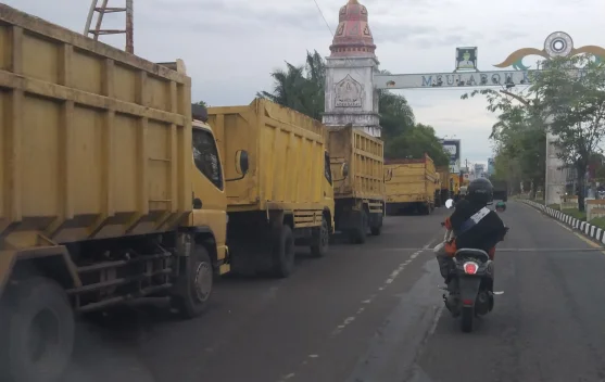 Mobil Antrian BBM dijembatan besi meureubo kembali ngantri minyak