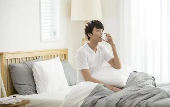 Mengapa Minum Air Putih setelah Bangun Tidur Baik untuk Tubuh?
