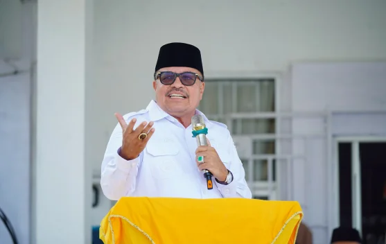 Bupati TRK Himbau Antar Anak pada Hari Perdana Sekolah