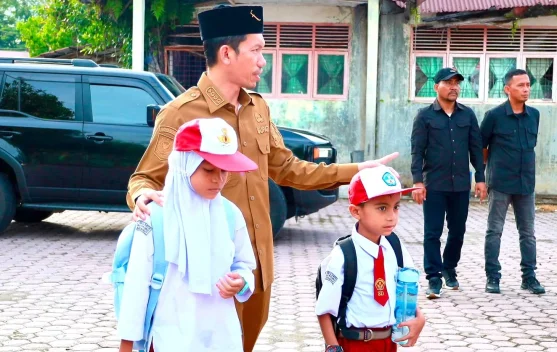 Bupati Aceh Barat Antar Dua Anak Yatim Hari Pertama Sekolah