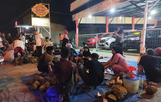 Banjir Durian, Lapak Durian Pinggir Jalan Diserbu Pembeli