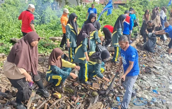 Siswa Madrasah Sadar Wisata, Ikut Gotong Royong Bersihkan Pantai Bersama Pemda