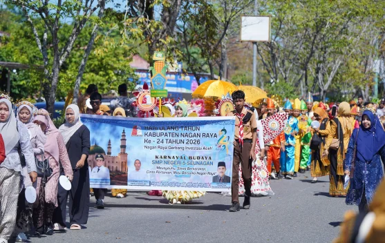 Bupati TRK Lepas Pawai Karnaval Budaya HUT Ke-24 Nagan Raya,