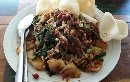 Kuliner Lotek Tetap Eksis di tengah Tren Makanan Modern