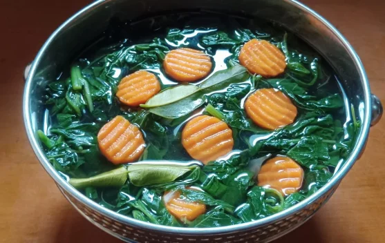 Sayur Bening Bayam dan Wortel Pilihan Praktis untuk Menu Seimbang