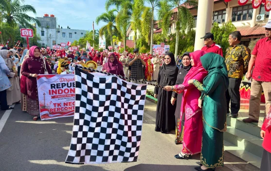Bunda PAUD Kabupaten Aceh Barat Ny Afrinda Novalia Buka Lomba Karnaval Buday