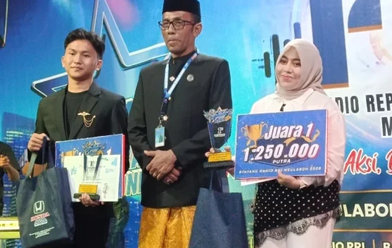 Kepala RRI Meulaboh Serahkan Penghargaan Juara Bintang Radio di ajang RRI Fest