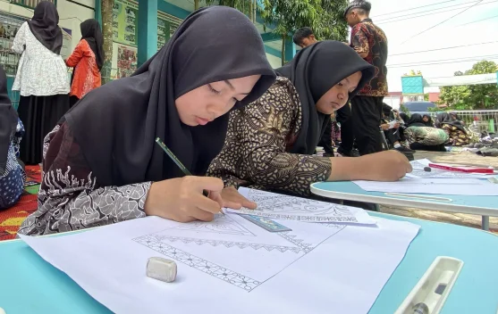 Meriahkan Hari Batik Nasional, MTs HBS Gelar Fashion Show dan Lomba Mewarnai Batik