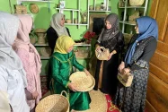 Bahan Baku Terbatas, UMKM Eceng Gondok Aceh Barat Bidik Ekspor