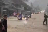 Hujan Deras Mengguyur, Jalan Lintas Desa Air Berudang Tapaktuan Terendam Banjir