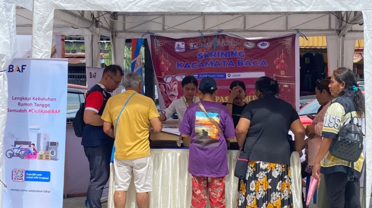 RS Kasih Herlina dan Pelkesi Bagikan Kacamata Gratis ke Warga Mimika