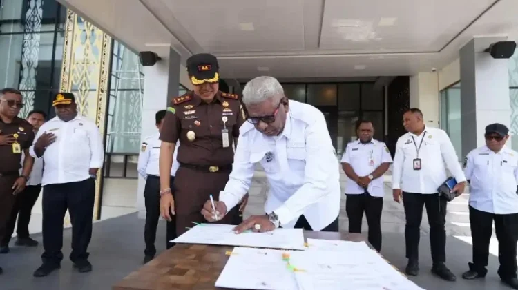 Kejari Mimika Terima Fasilitas Hibah Dari Pemkab Mimika