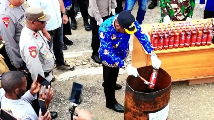 Bupati Paniai Yampit Nawipa Pimpin Pemusnahan Miras