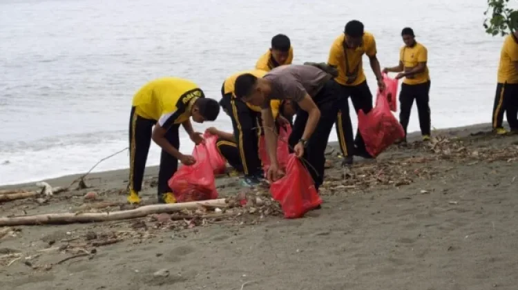 Polda Papua Tengah, Aksi Bersih  Pantai Nabire